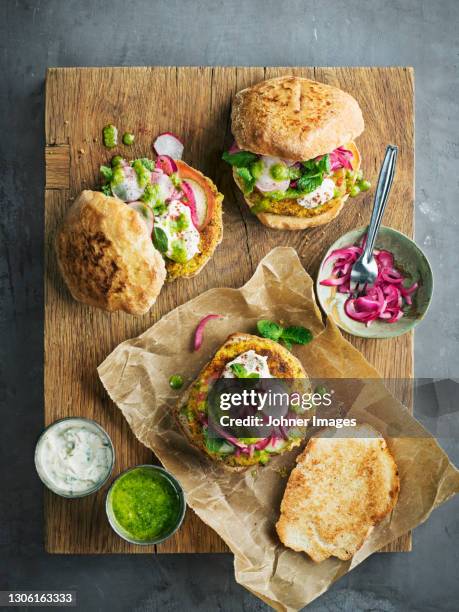 high angle view of burgers on wooden board - saus stockfoto's en -beelden