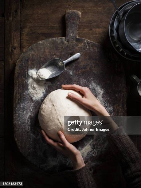 hands forming bread loaf - cooking pan fotografías e imágenes de stock