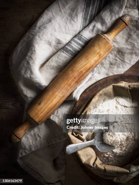 high angle view of flour and wooden rolling pin - flour bag stockfoto's en -beelden