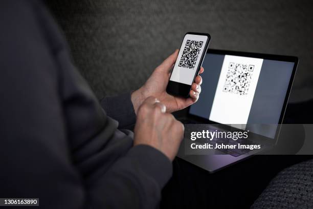 man scanning qr code - qr code stockfoto's en -beelden