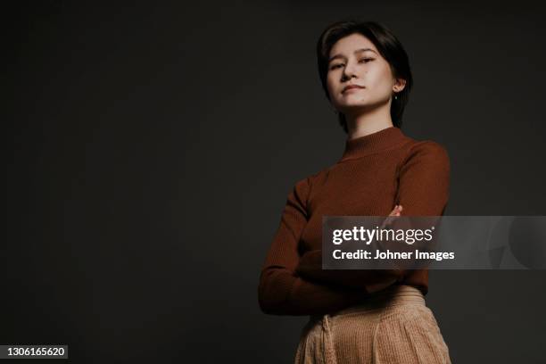 studio shot of woman looking at camera - confidence studio shot foto e immagini stock