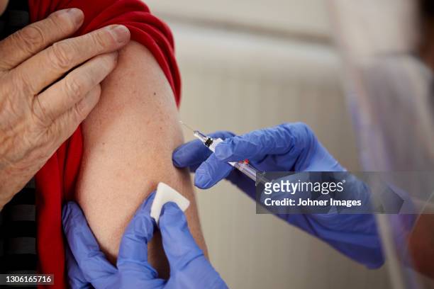 close-up of coronavirus vaccination - shot stockfoto's en -beelden