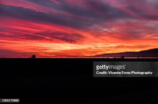 sunset at santa monica, los angeles, california, usa - cielo dramático stock pictures, royalty-free photos & images