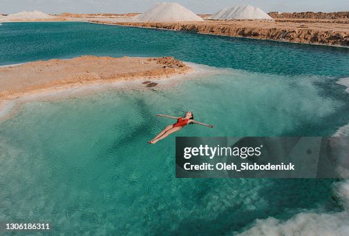 Mujer nadando en lago salado en oasis de Siwa Mujer nadando en lago salado en oasis de Siwa