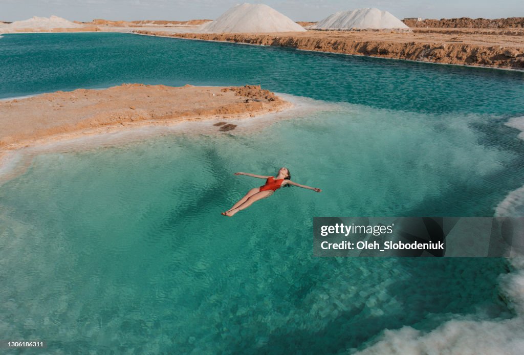 在西瓦綠洲鹽湖游泳的婦女
