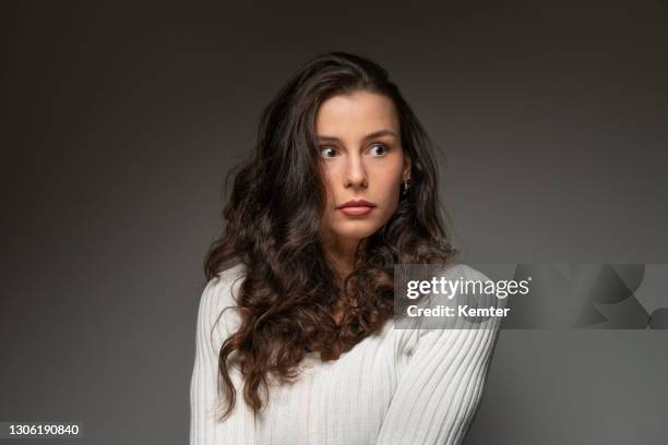 porträt einer jungen frau - scared portrait stock-fotos und bilder