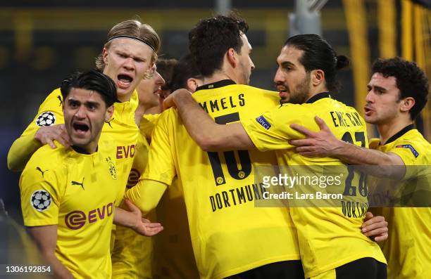 Erling Haaland of Borussia Dortmund celebrates with Mahmoud Dahoud, Mats Hummels, Emre Can and Mateu Morey after scoring their side's first goal...