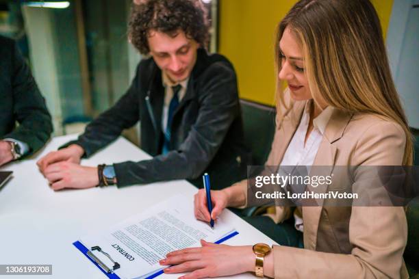 Signing Pics 171 Man Signing Paper Drawing Stock Photos, High-Res Pictures, and ...