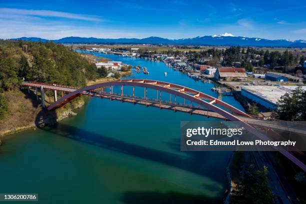 rainbow bridge in the town of la conner, washington. - rainbow bridge washington state stock pictures, royalty-free photos & images