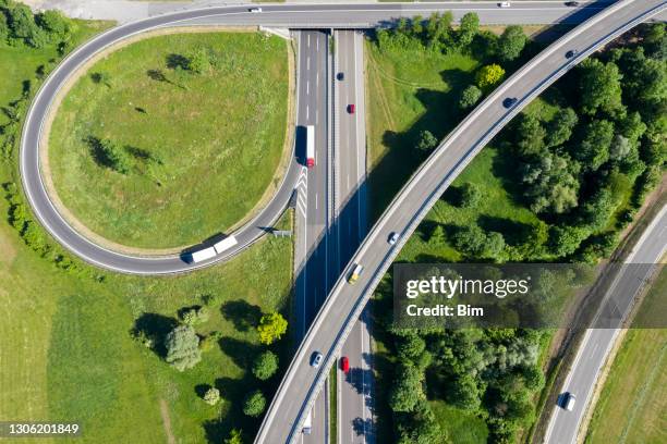 überführungsstraßen und schleife eines autobahnkreuzes - deutsche autobahn stock-fotos und bilder