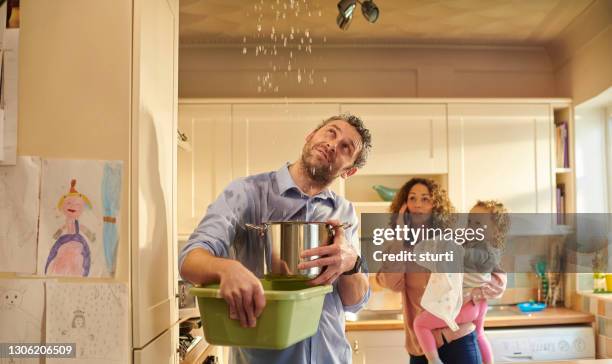 geplatztes rohr - wohngebäudeversicherung stock-fotos und bilder