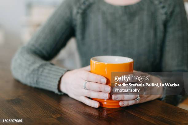 woman's hands holding a mug - mint green photos et images de collection