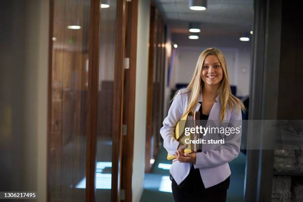 eerste baan na universiteit - apprentice office stockfoto's en -beelden