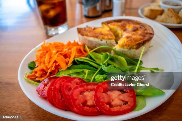 tarta de jamón y queso con ensalada de rúcula, tomate y zanahoria, y vaso de gaseosa. - gaseosa 個照片及圖片檔