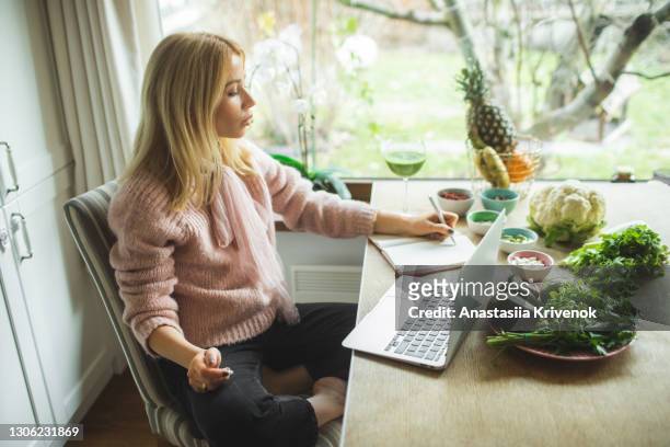 nutritionist doctor working in office and writing diet plan on computer. - ernährungsberater stock-fotos und bilder