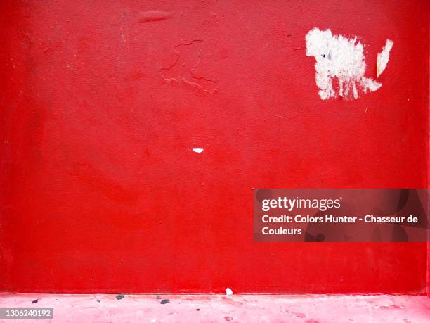 red concrete wall and sidewalk with patina and texture in paris - red wall stockfoto's en -beelden