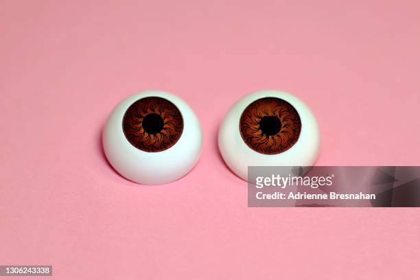 brown artificial eyes - occhio di vetro foto e immagini stock