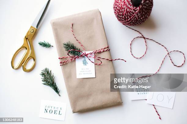 wrapping christmas presents - wrapping paper stock photos et images de collection
