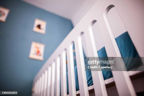 enfance - chambre de bébé - chambre de bébé stock pictures, royalty-free photos & images