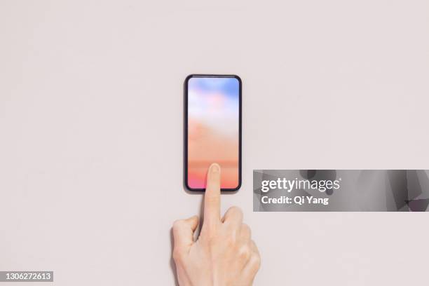 fingerprint unlocking - touching screen photos et images de collection