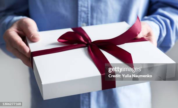 man holding gift box - gift box tag stock-fotos und bilder