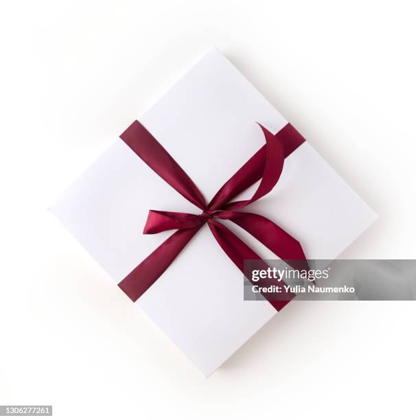 gift box with red ribbon - gift box tag stock-fotos und bilder