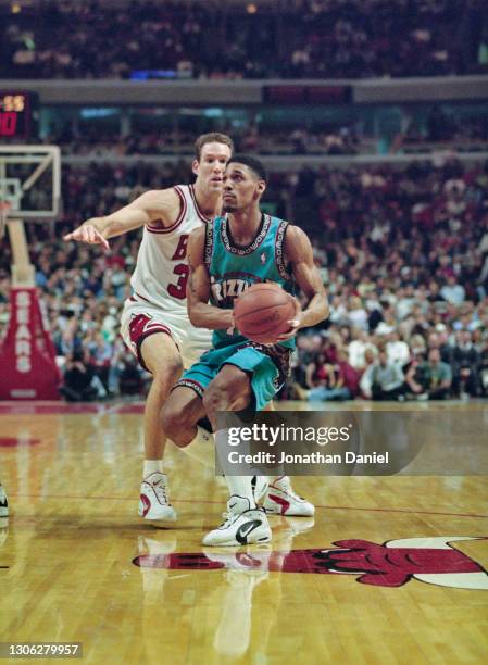 Lawrence Moten, Shooting Guard for the Vancouver Grizzlies drives to the net past Jud Buechler of the Chicago Bulls during their NBA Central Division...