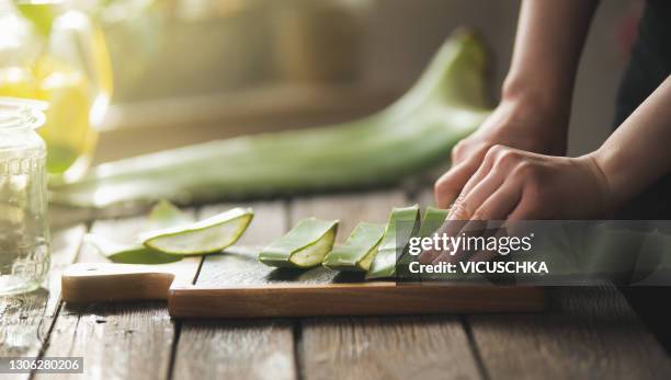 aloe vera gel making. step by step.  women hands preparing fresh big aloe vera leaf - big pharma stockfoto's en -beelden