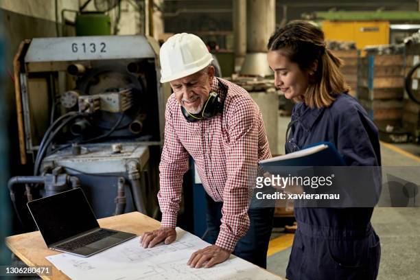 metallurgisch ingenieur in samenwerking met foundry worker - lean manufacturing stockfoto's en -beelden