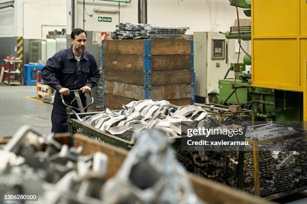 Foundry Worker Photos and Premium High Res Pictures - Getty Images