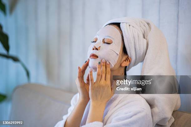 vrouw met zuiverend masker op haar gezicht - face pack stockfoto's en -beelden