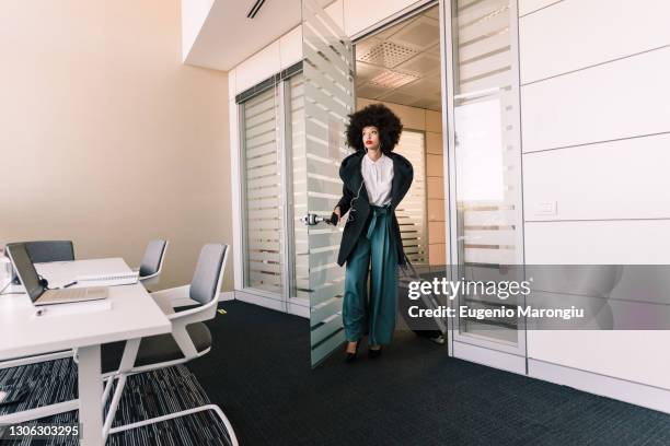 businesswoman arriving in office with suitcase - one empty desk stock pictures, royalty-free photos & images