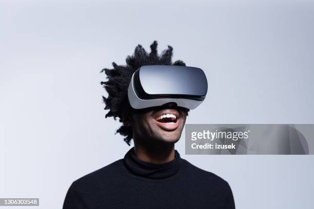 gelukkige jonge mens die virtual realityglazen met behulp van - virtual reality glasses stockfoto's en -beelden