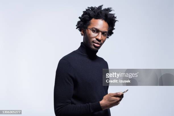 portret van zekere mens in zwarte coltrui - 20s confident young male stockfoto's en -beelden