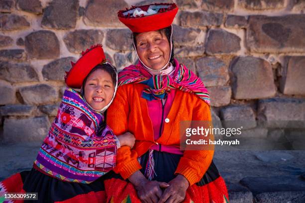 peruanische frau mit ihrer tochter in der nähe von ollantaytambo - quechua stock-fotos und bilder