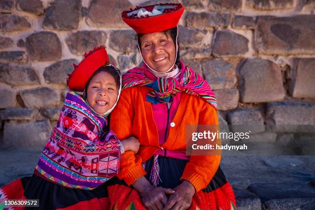 femme péruvienne avec sa fille près d’ollantaytambo - culture quechua photos et images de collection