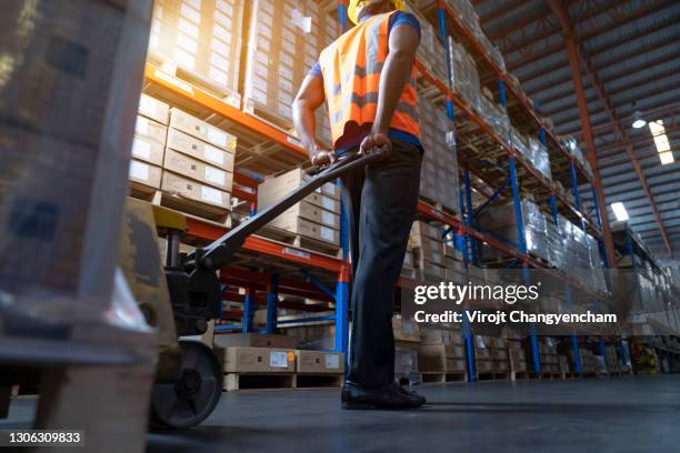 Warehouse Rear Unloading Unloading Equipment Photos and Premium High Res Pictures - Getty Images
