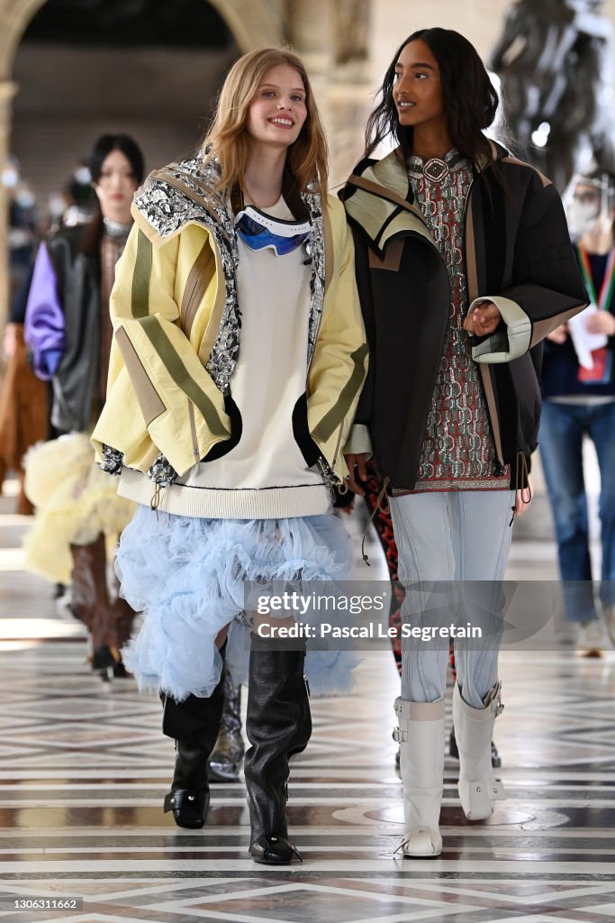 Louis Vuitton : Runway - Paris Fashion Week Womenswear Fall/Winter 2021/2022