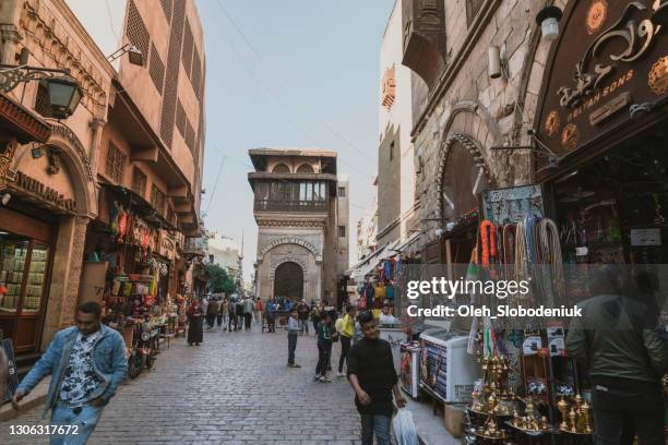 multidão andando no mercado velho no cairo - cairo - fotografias e filmes do acervo