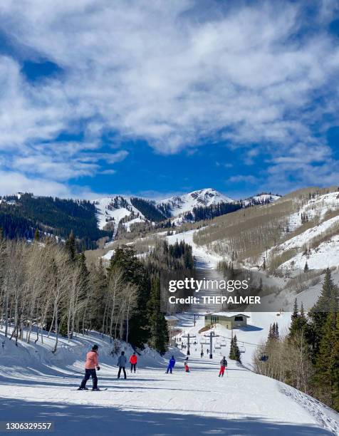 menschen beim skifahren in park city, utah - park city utah stock-fotos und bilder