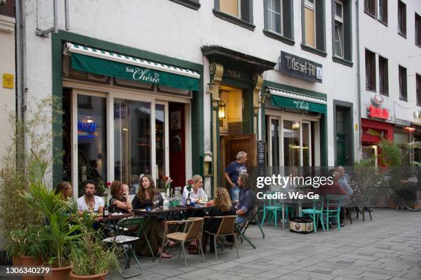 vue extérieure d’un pub altbier typique sur kurze straße dans la vieille ville de duesseldorf. - altbier photos et images de collection