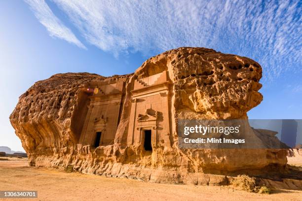 hegra, also known as mada’in salih, or al-ḥijr, archaeological site, nabatean carved rock cave tombs - mada'in saleh stockfoto's en -beelden