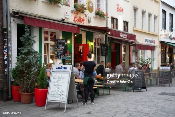 außenansicht einer typischen altbier-kneipe an der kurzen straße in der düsseldorfer altstadt. - restaurant düsseldorf stock-fotos und bilder