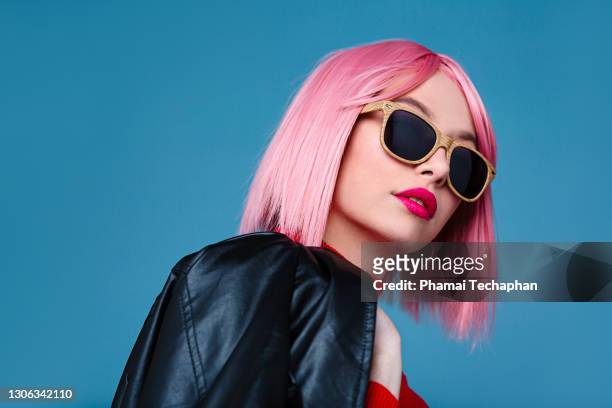 beautiful woman with pink hair - sunglasses photos et images de collection