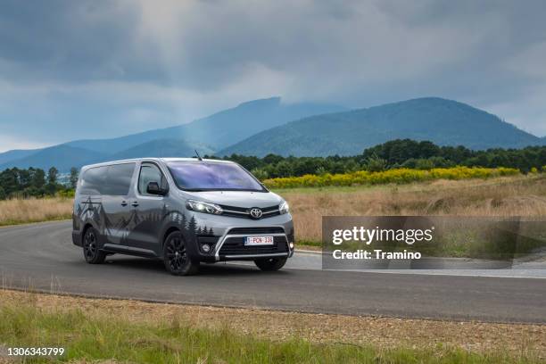 toyota proace verso auf der straße - toyota motor co stock-fotos und bilder