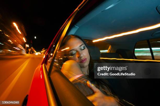 junge frau schläft in einem taxi - betrunken stock-fotos und bilder