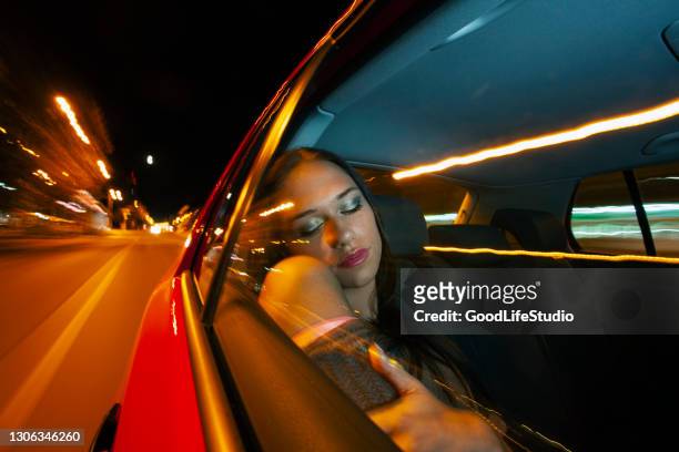 睡在計程車裡的年輕女子 - drunk woman 個照片及圖片檔