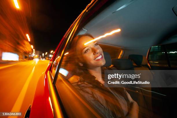 joven conduciendo en la noche - movimiento velocidad vida en la ciudad rastros de luz fotografías e imágenes de stock