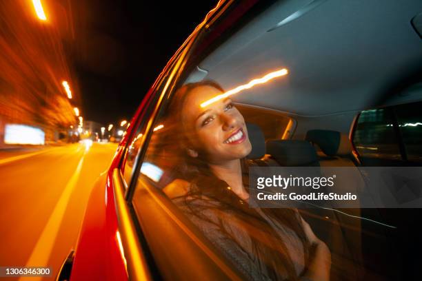 ung kvinna som kör i natten - backseat bildbanksfoton och bilder