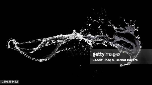 shock of liquids (water) that produce splashes and drops on a black background. - tuffo di una goccia foto e immagini stock